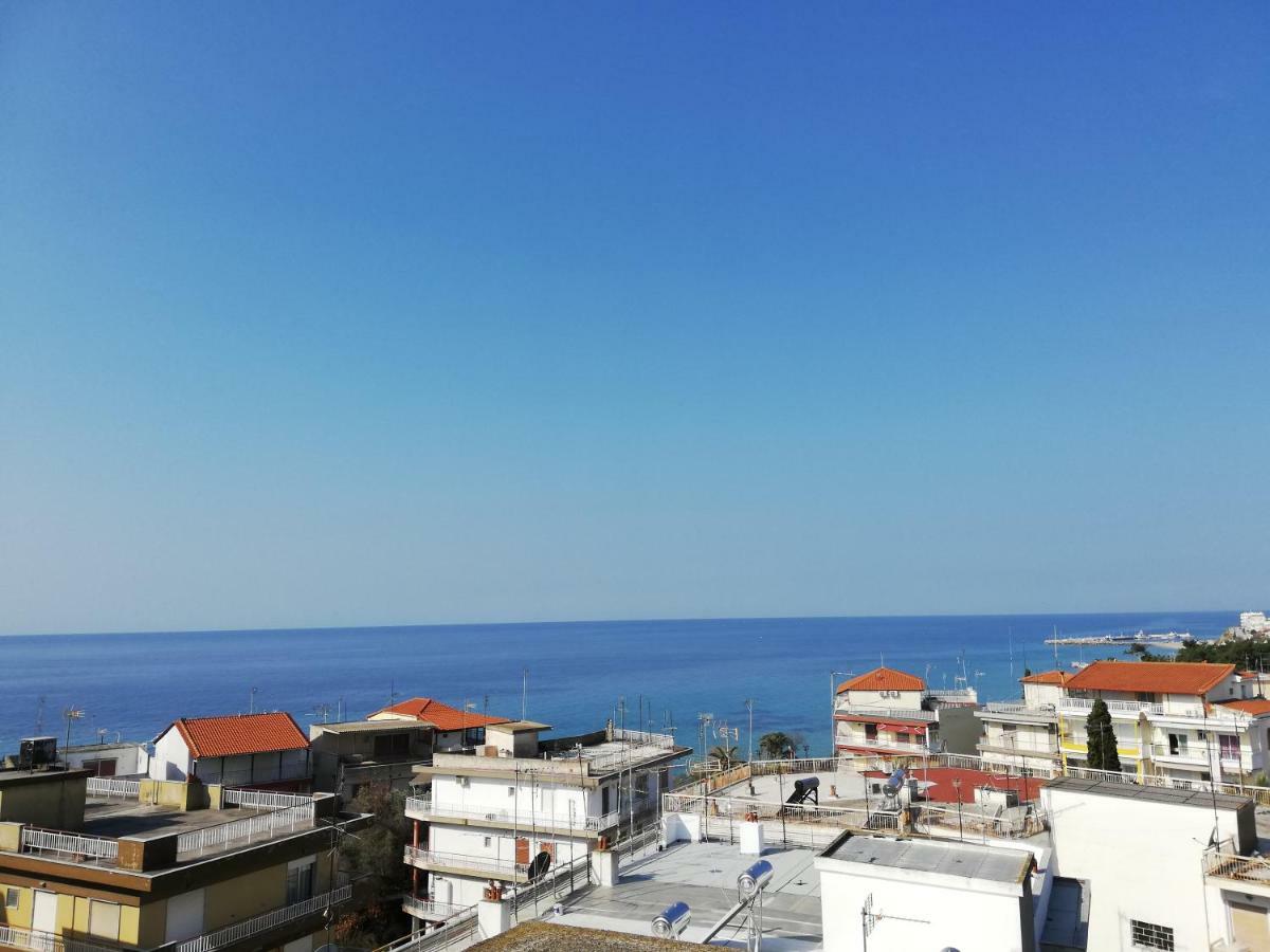 Crystal Blue Apartments Nea Kallikrateia Экстерьер фото